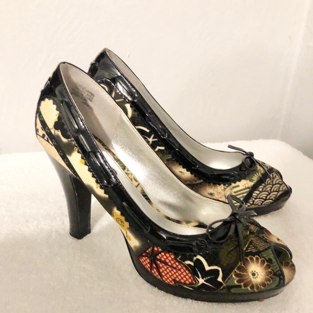 Unlisted by Kenneth Cole peep toe pumps